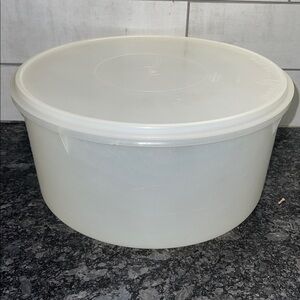 Vintage Jumbo round Tupperware container. Used but still in great shape.